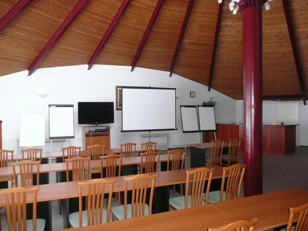 A television and/or entertainment centre at Hotel Ovit