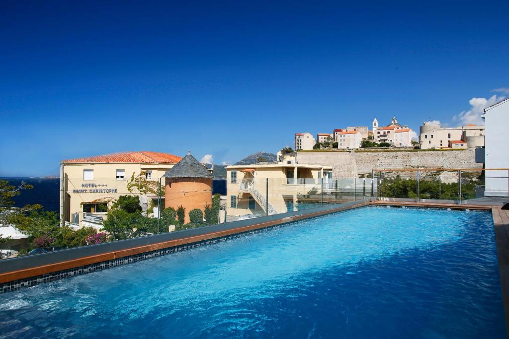 - une grande piscine au-dessus d'un bâtiment dans l'établissement Hôtel Méditerranée, à Calvi