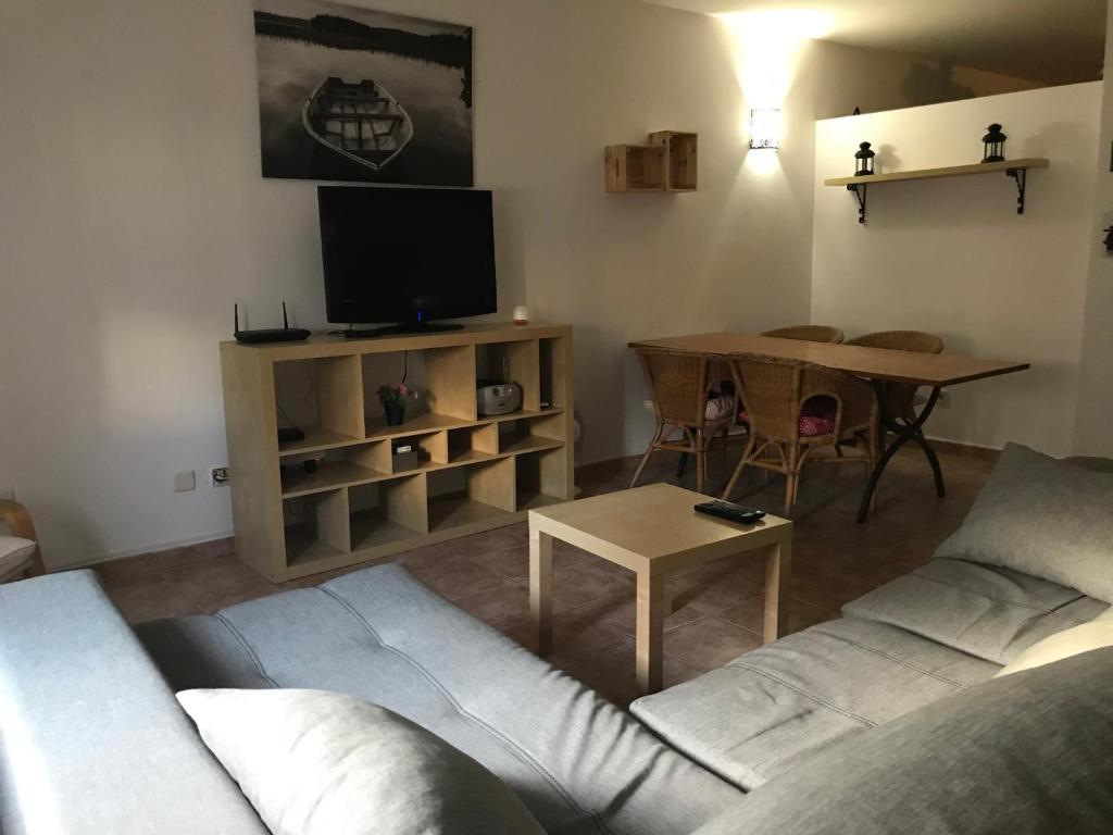 Televízia a/alebo spoločenská miestnosť v ubytovaní Arinaga Beach Apartment
