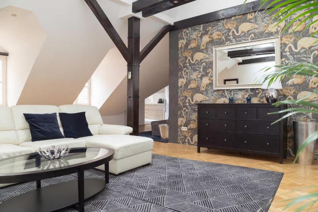 een woonkamer met een witte bank en een tafel bij CityLife Residence in Bratislava