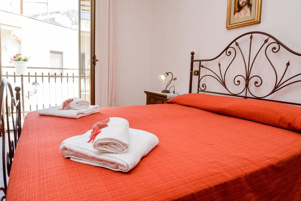 a bedroom with a bed with towels on it at Casa Noto in Marettimo