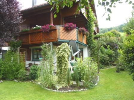 a house with a garden in front of it at Schwarzwaldhaus in Elzach
