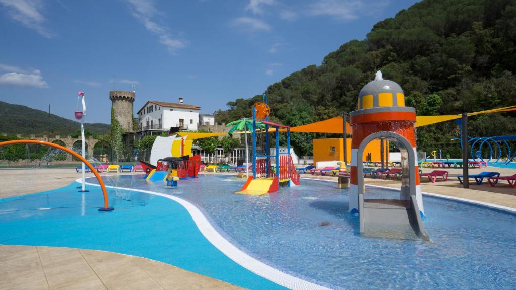 um parque aquático com uma piscina com escorregas e um parque infantil em Medplaya Aparthotel Sant Eloi em Tossa de Mar