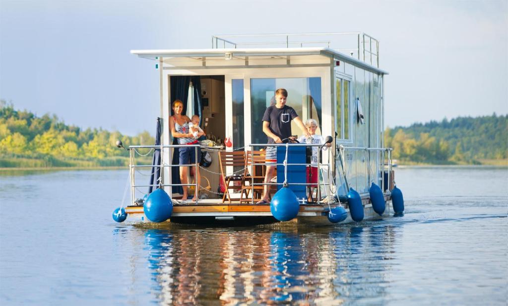 Kuhnle-Tours Hafendorf Müritz - Boat - Febomobil 990