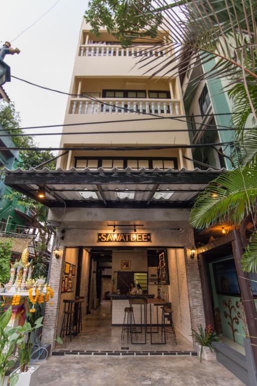 - un bâtiment avec un restaurant en face dans l'établissement Sawatdee Guesthouse the Original, à Bangkok