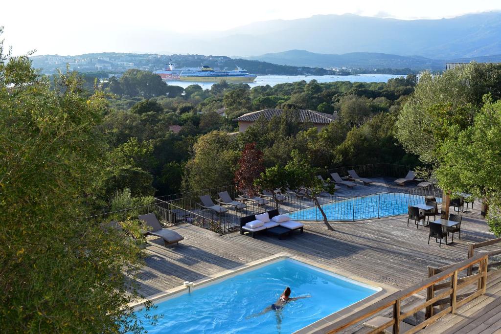 una mujer nadando en una piscina en una villa en Le San Lorenzo, en Porto Vecchio