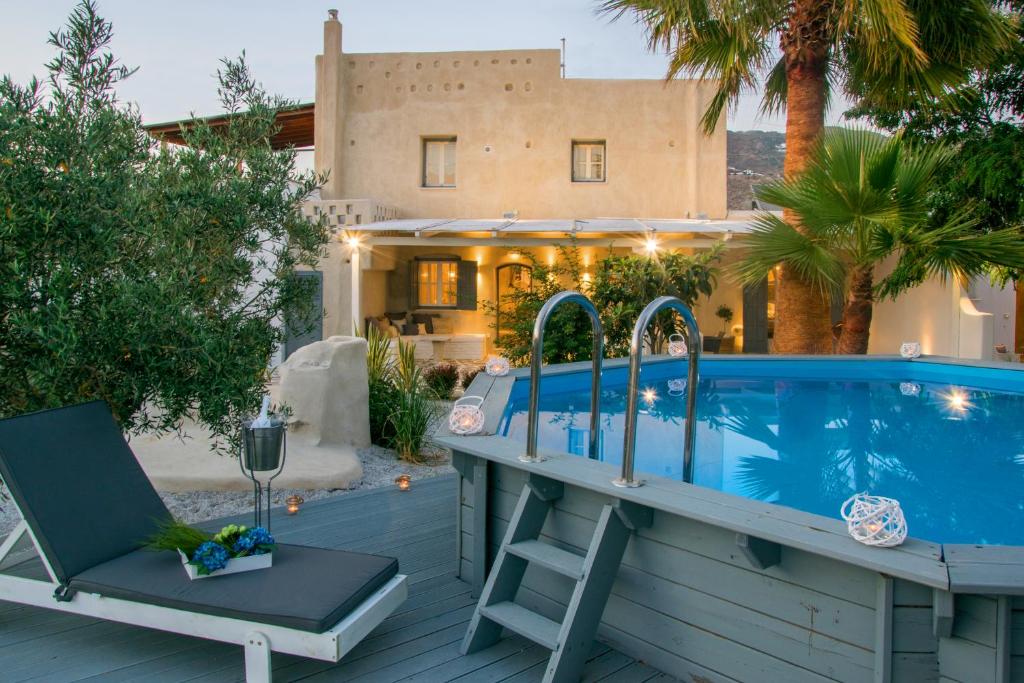 een villa met een zwembad en een huis bij Archetypo Villas and Suites in Naxos Chora