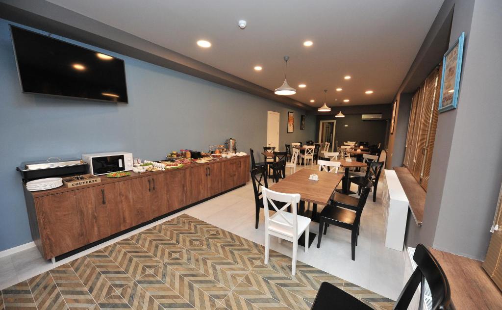 TV a/nebo společenská místnost v ubytování Boho Tiflis Hotel