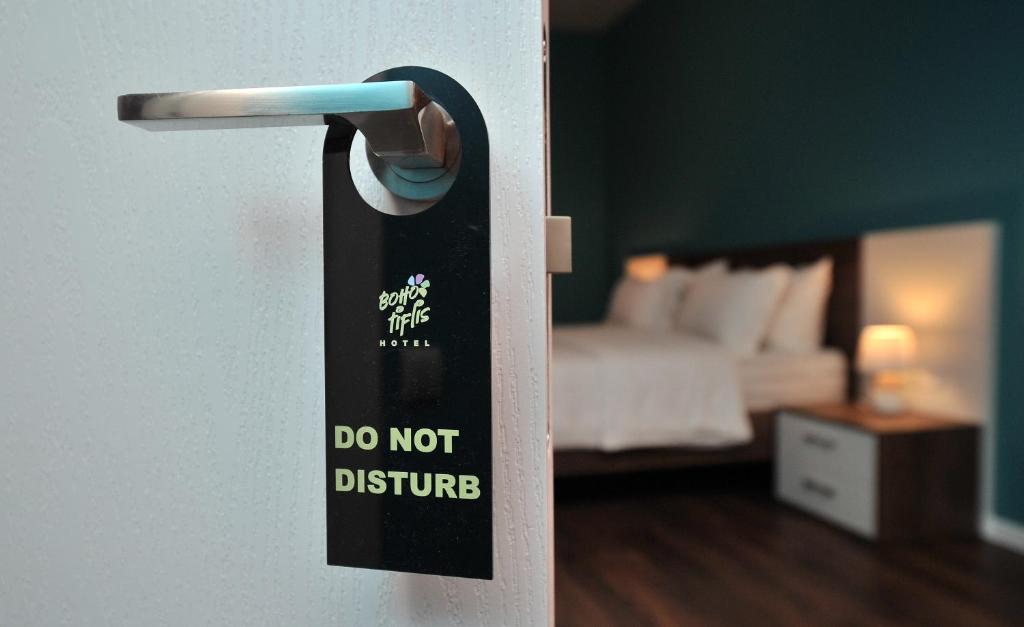 Postel nebo postele na pokoji v ubytování Boho Tiflis Hotel