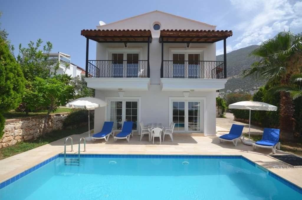 Deniz ve doğa manzaralı 3+1 villa leton