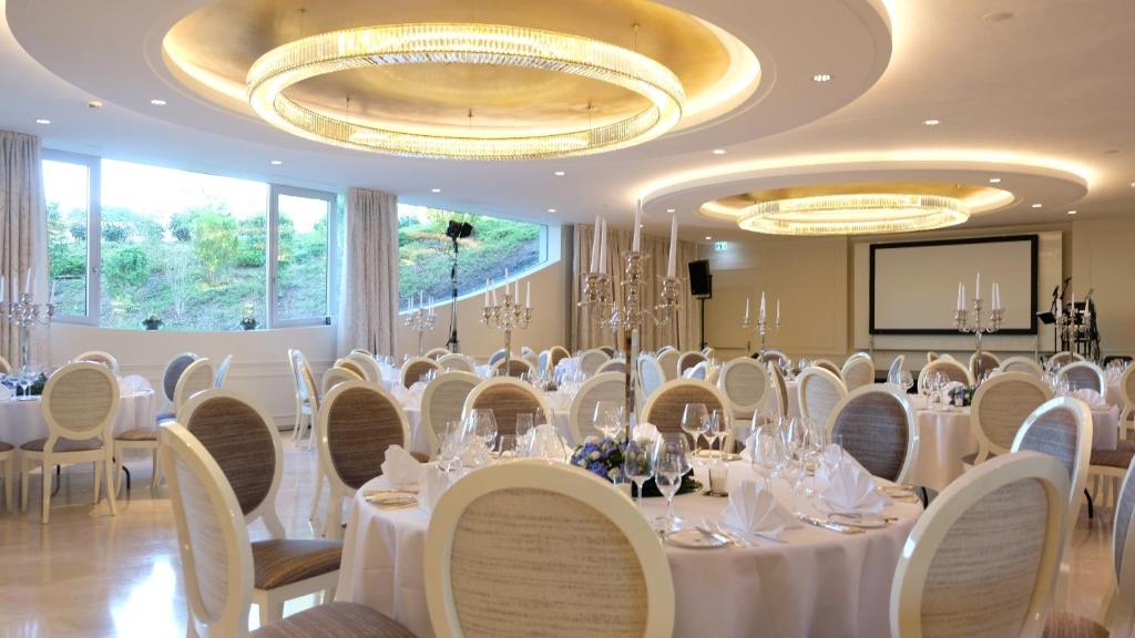 Restaurace v ubytování Hotel Schloss Mönchstein