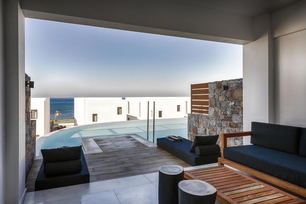 Bazén v ubytování Abaton Island Resort & Spa nebo v jeho okolí