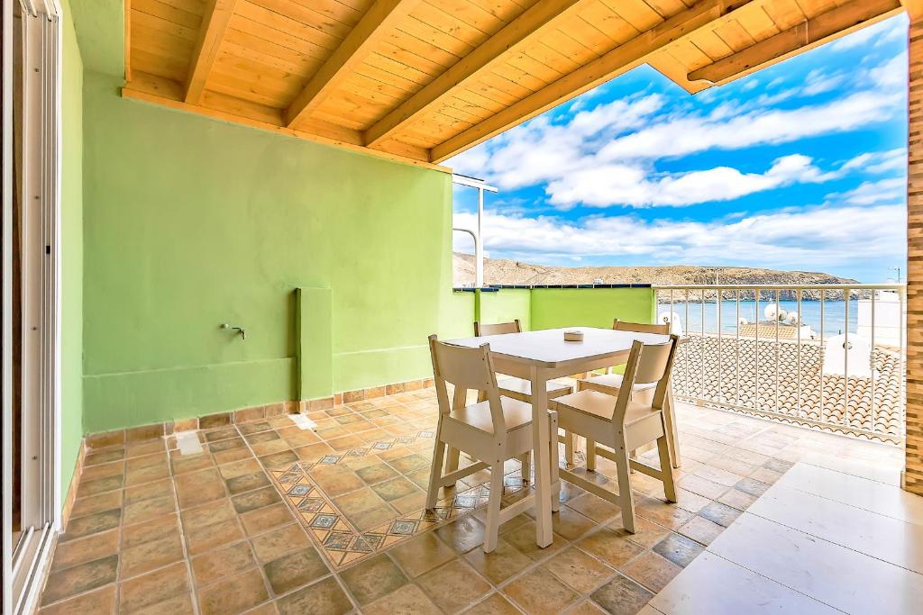 uma sala de jantar com uma mesa e cadeiras num pátio em Casa Endorfina Rooms em Los Cristianos