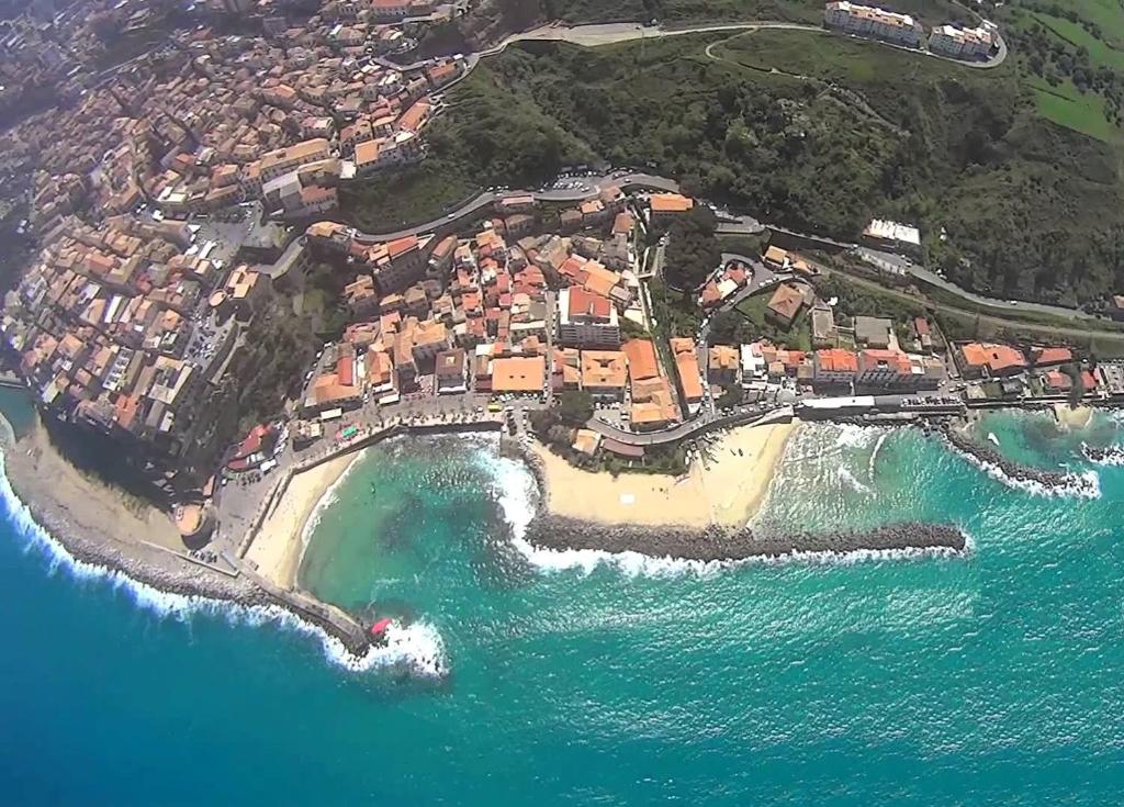 una vista aérea de una pequeña isla en el océano en Apartment Difesa Pizzo, en Pizzo