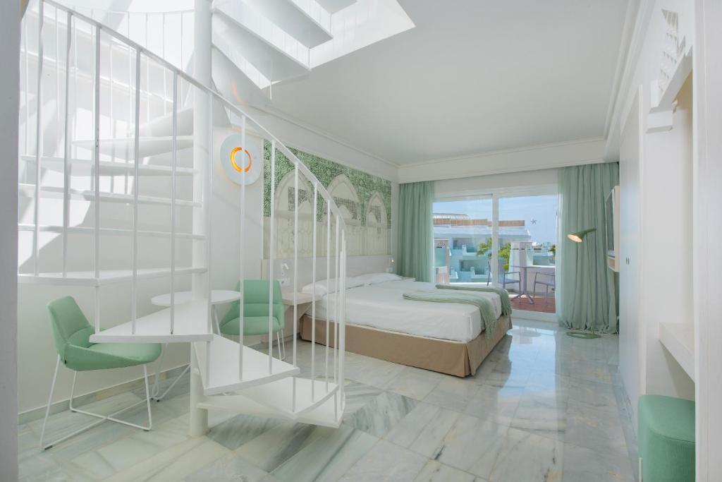 Cama ou camas em um quarto em Iberostar Selection Marbella Coral Beach