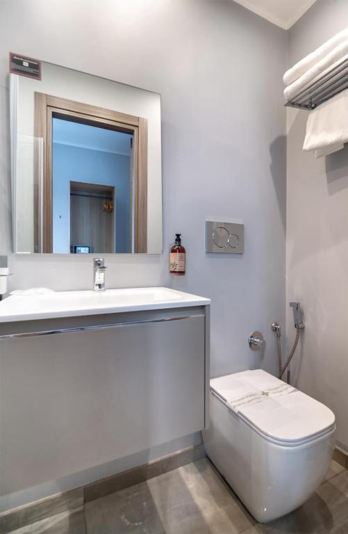 A bathroom at Clementi 18 Suites Rome