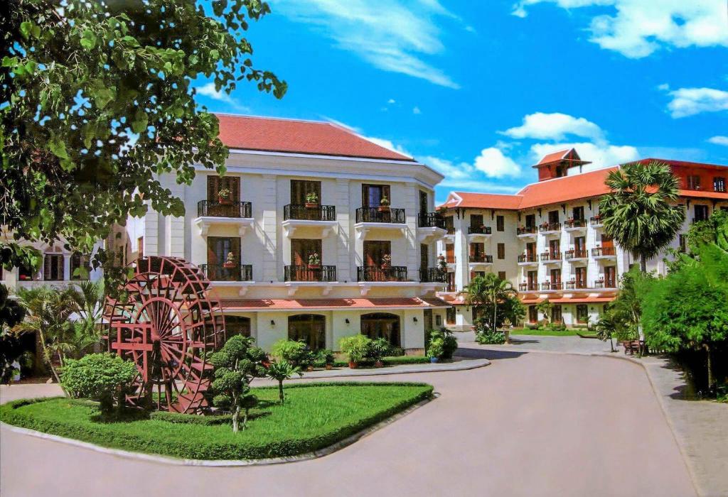 un gran edificio con un camino delante de él en Steung Siemreap Hotel en Siem Reap