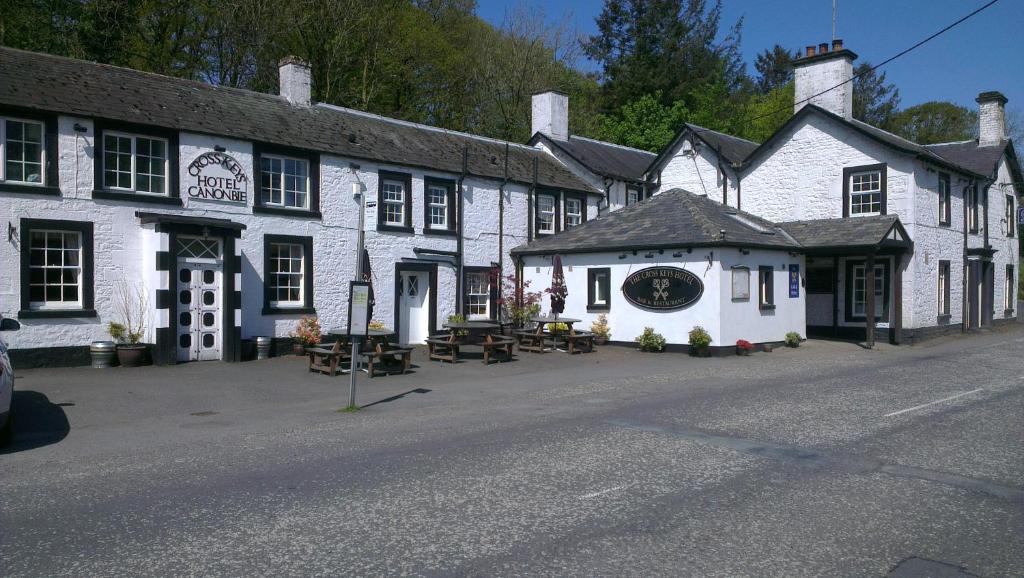 une rangée de bâtiments blancs sur le côté d'une rue dans l'établissement Cross Keys Hotel, à Canonbie