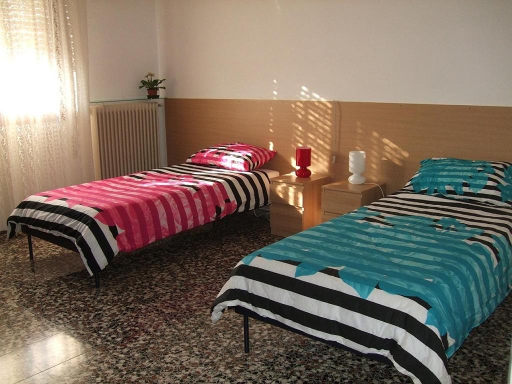 duas camas sentadas uma ao lado da outra num quarto em Venice Lagoon House B&B em Tessera