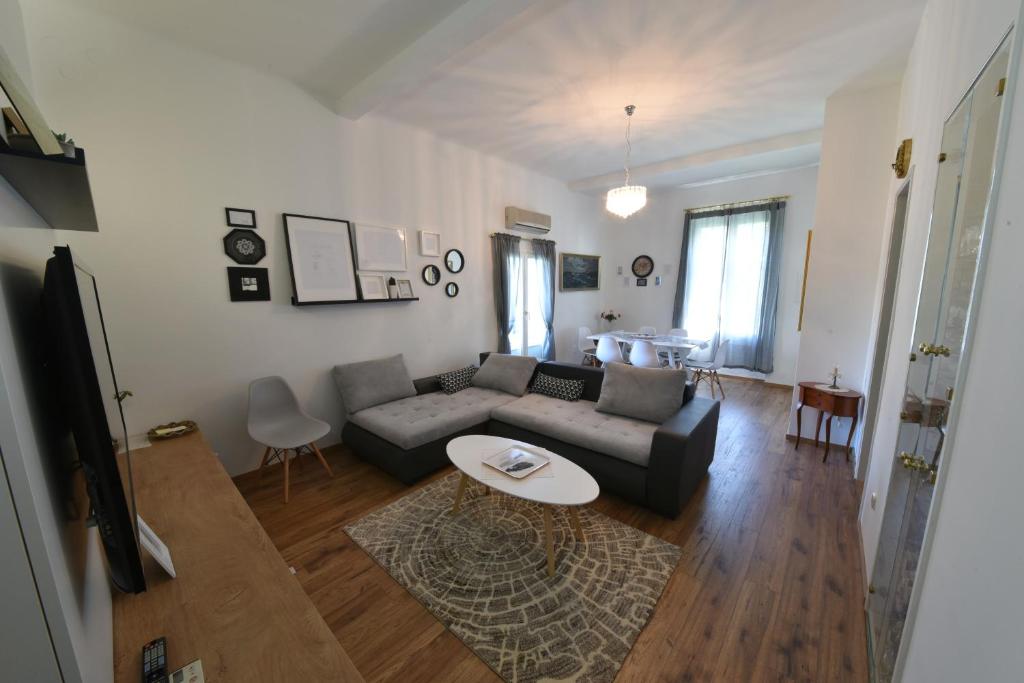 uma sala de estar com um sofá e uma mesa em Apartment Popek Opatija em Opatija