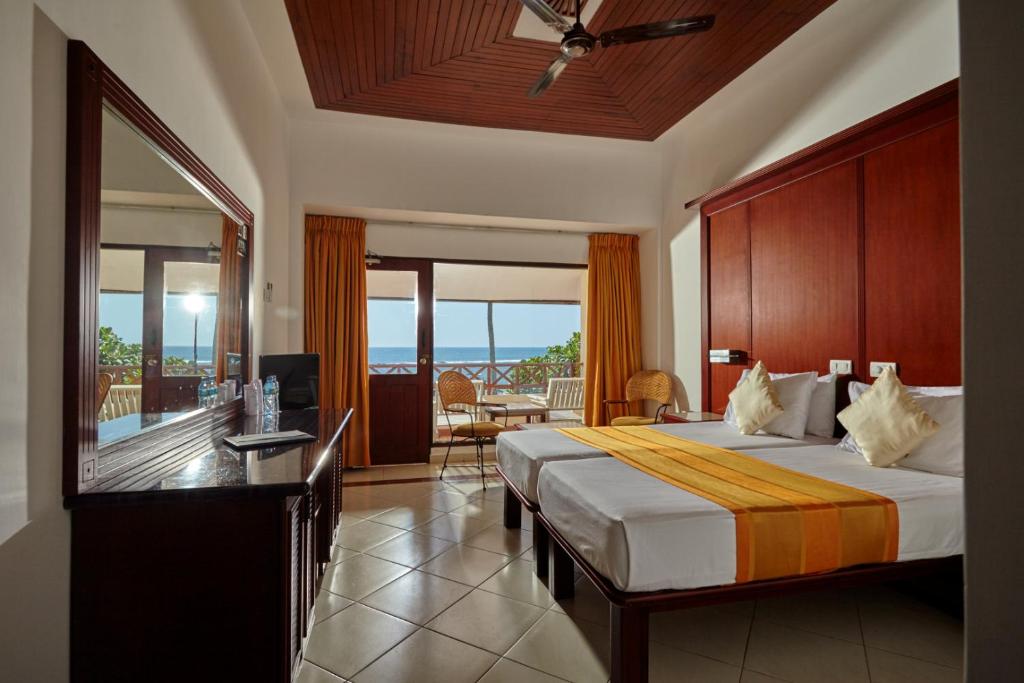 Postel nebo postele na pokoji v ubytování Coral Sands Hotel