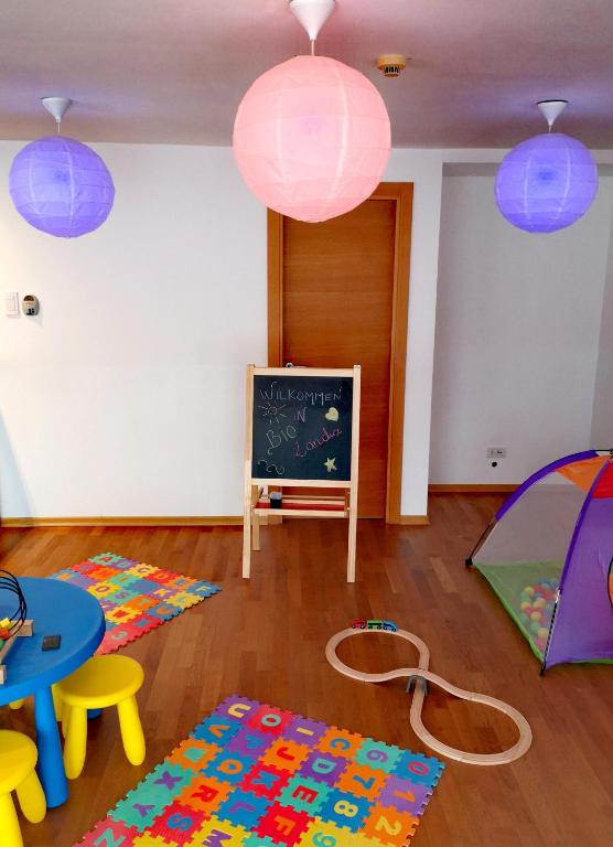 TV a/nebo společenská místnost v ubytování Lacroma Bio Hotel & Apartments