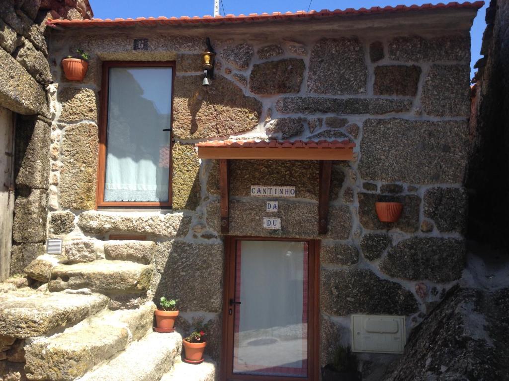 een stenen gebouw met twee ramen en een deur bij Cantinho da Du in Lamego