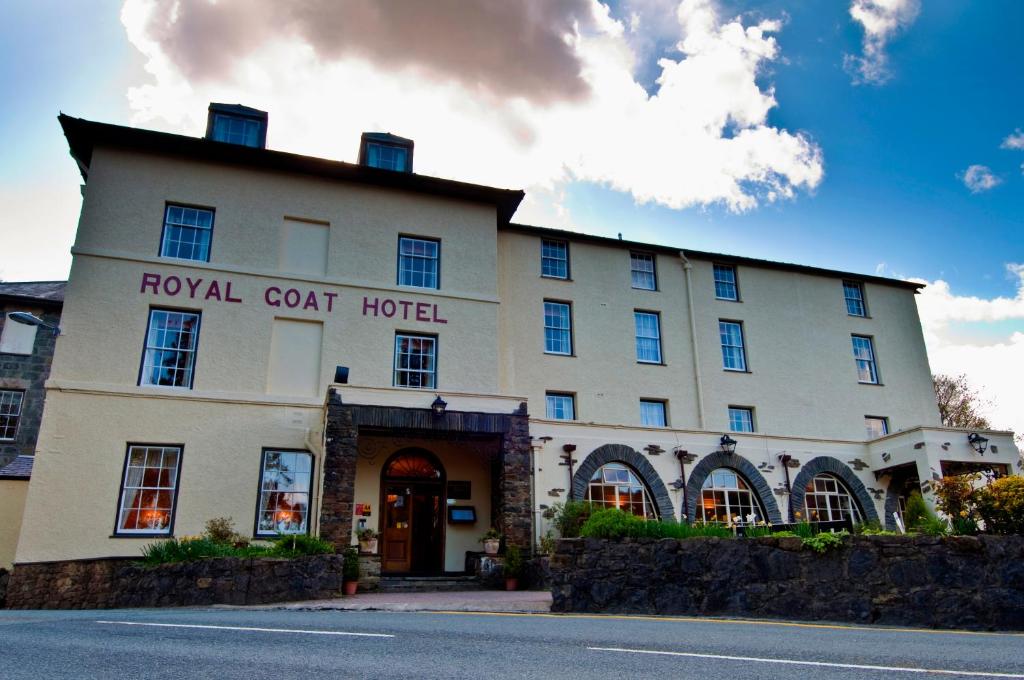 un grand bâtiment blanc avec l'hôtel de la côte royale dans l'établissement Royal Goat Hotel, à Beddgelert