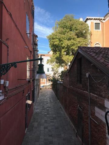 Une allée avec une lumière sur le côté d'un bâtiment dans l'établissement Sweet Lagoon, à Venise