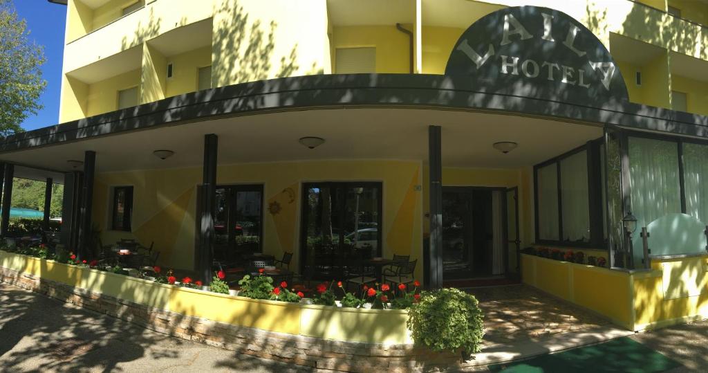 un bâtiment avec un panneau indiquant l'hôtel dans l'établissement Hotel Laila, à Cesenatico