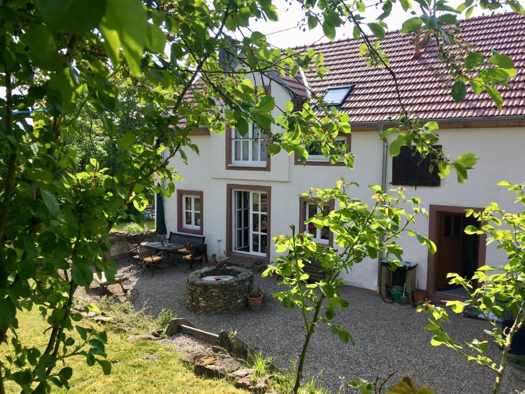 ein weißes Haus mit einem Innenhof davor in der Unterkunft Ferienhaus Vulkaneifel Landhaus Loogh in Kerpen