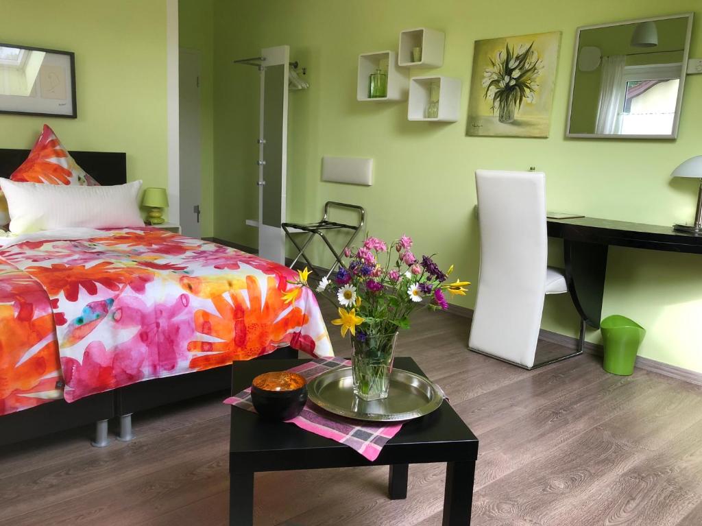 Postel nebo postele na pokoji v ubytování Hotel Haus Kallenberg