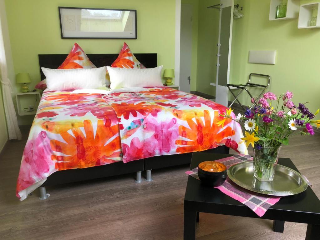 Postel nebo postele na pokoji v ubytování Hotel Haus Kallenberg