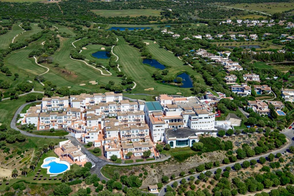 - une vue aérienne sur un grand domaine avec un parcours de golf dans l'établissement Fairplay Golf & Spa Resort, à Benalup-Casas Viejas