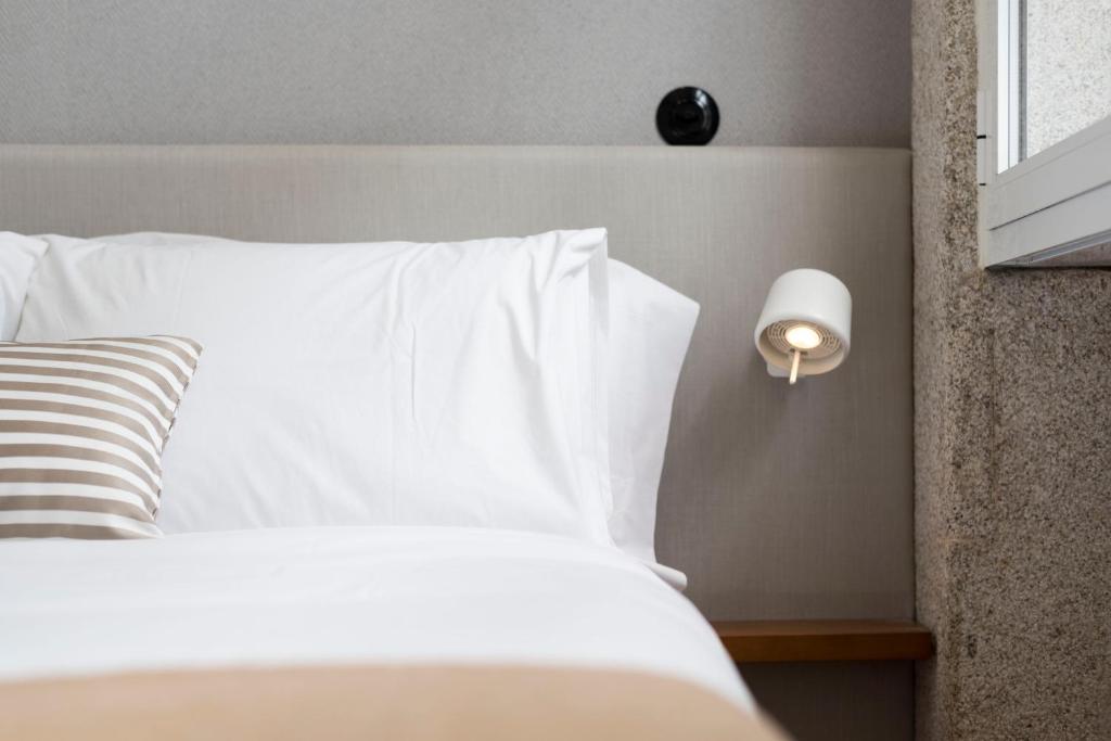 En eller flere senge i et værelse på LovelyStay - Allderman Apartment - Almada 1º T