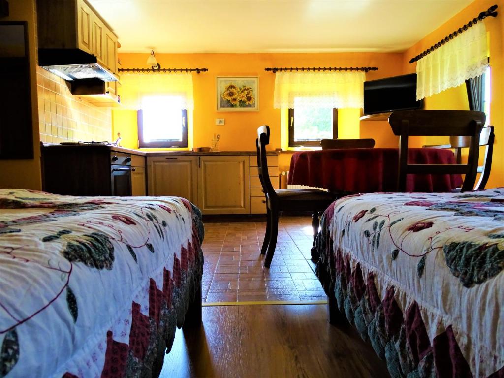 Postel nebo postele na pokoji v ubytování Apartmaji Pr-Gujlu Sela nad Podmelcem 5220 TOLMIN