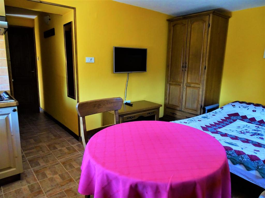 Postel nebo postele na pokoji v ubytování Apartmaji Pr-Gujlu Sela nad Podmelcem 5220 TOLMIN