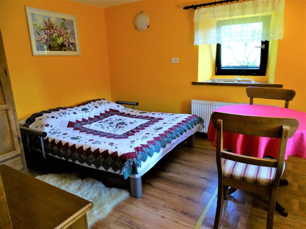Postel nebo postele na pokoji v ubytování Apartmaji Pr-Gujlu Sela nad Podmelcem 5220 TOLMIN