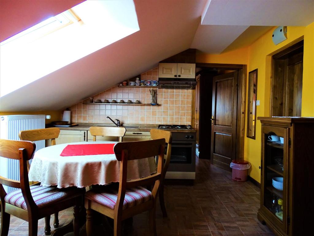 Kuchyň nebo kuchyňský kout v ubytování Apartmaji Pr-Gujlu Sela nad Podmelcem 5220 TOLMIN