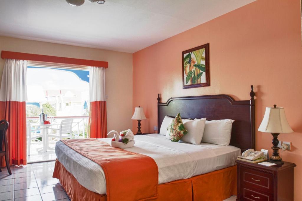 Letto o letti in una camera di Bay Gardens Inn