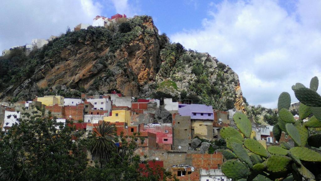 une ville au sommet d'une montagne dans l'établissement Al Andaloussiya Diyafa, à Moulay Idriss Zerhoun