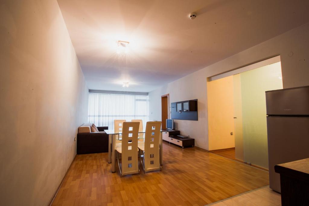A television and/or entertainment centre at Aparthotel Marina Holiday Club - All Inclusive & Free Parking