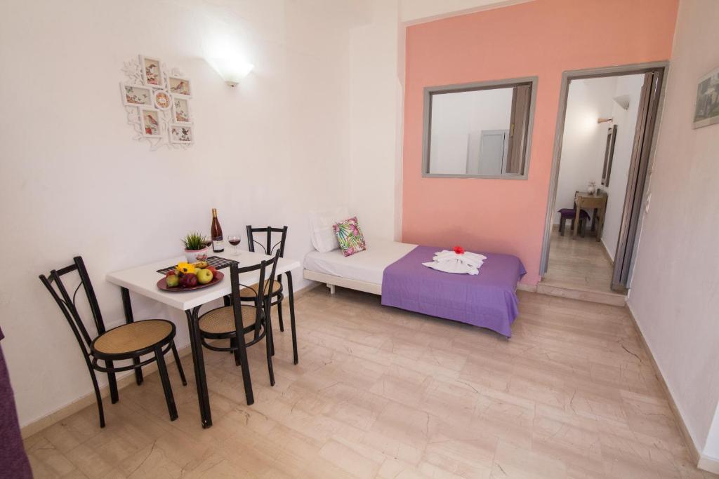 Łóżko lub łóżka w pokoju w obiekcie Vasilakis Studios & Apartments