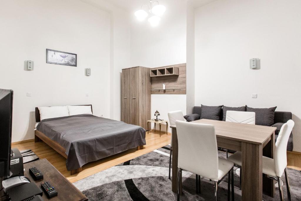 1 dormitorio con cama, mesa y sofá en W2 Synagogue Apartment en Budapest