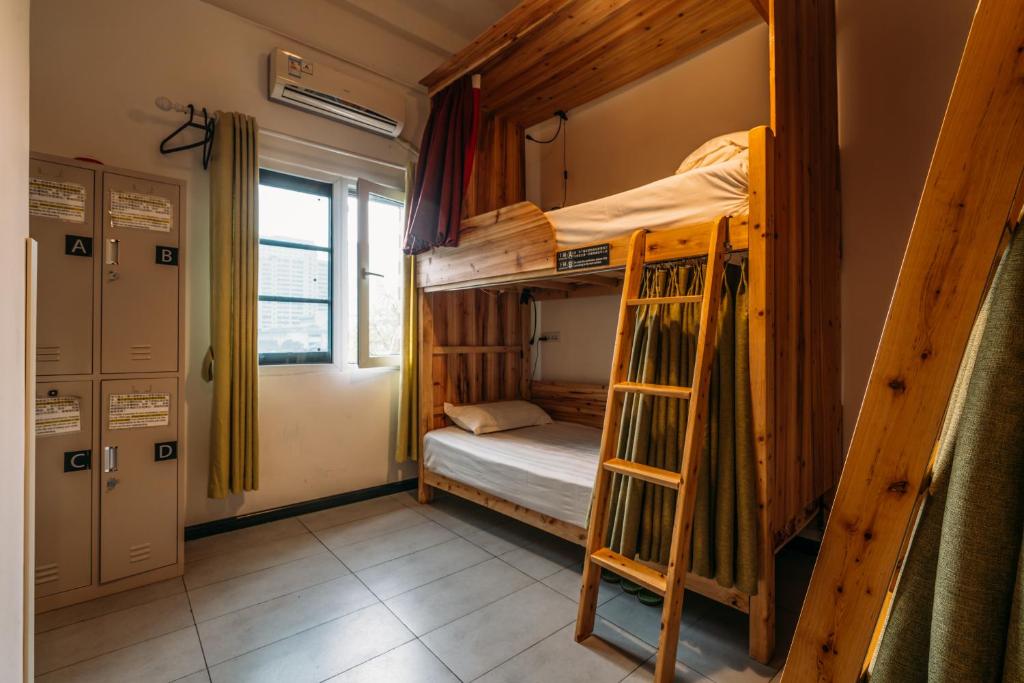 Palanda nebo palandy na pokoji v ubytování Chengdu Flipflop Hostel - Right Next To Taikooli & Metro - Chill & Social Rooftop Garden Bar - Free Activities - Friendly English Speaking Staff - Tibet, Panda, Buddha & Snow Mountain Tours