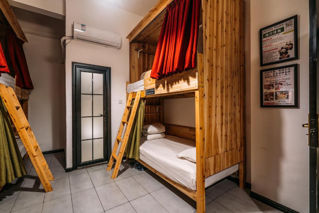 Postel nebo postele na pokoji v ubytování Chengdu Flipflop Hostel - Right Next To Taikooli & Metro - Chill & Social Rooftop Garden Bar - Free Activities - Friendly English Speaking Staff - Tibet, Panda, Buddha & Snow Mountain Tours