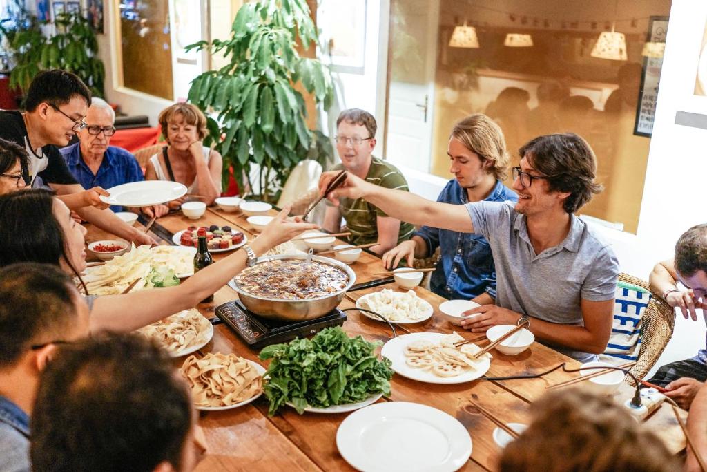 Hosté ubytování Chengdu Flipflop Hostel - Right Next To Taikooli & Metro - Chill & Social Rooftop Garden Bar - Free Activities - Friendly English Speaking Staff - Tibet, Panda, Buddha & Snow Mountain Tours