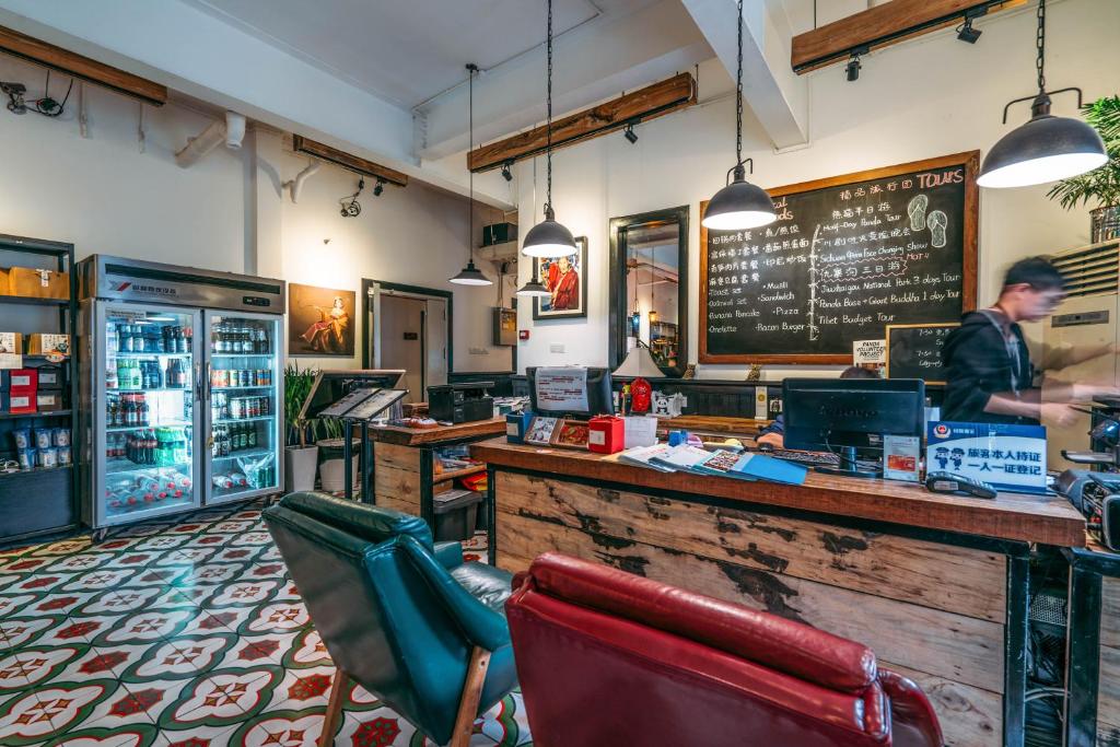 Restaurace v ubytování Chengdu Flipflop Hostel - Right Next To Taikooli & Metro - Chill & Social Rooftop Garden Bar - Free Activities - Friendly English Speaking Staff - Tibet, Panda, Buddha & Snow Mountain Tours