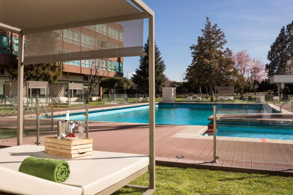 una piscina di fronte a un edificio di Melia Barajas a Madrid