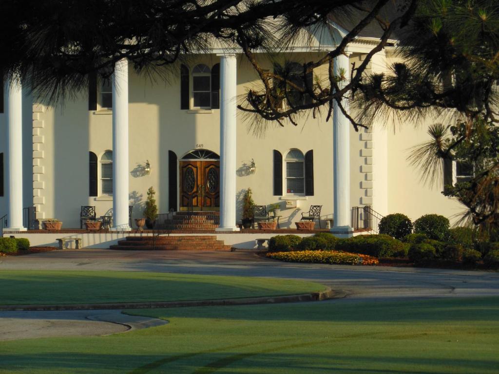 Blick auf die Vorderseite eines weißen Hauses in der Unterkunft Beau Rivage Golf and Resort in Wilmington